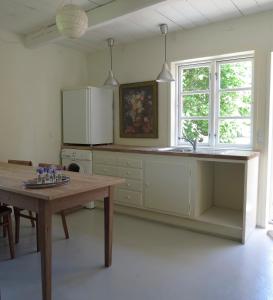 een keuken met een houten tafel en een houten tafel sidx sidx sidx bij B&B Rosenørn - Nyborg in Skalkendrup