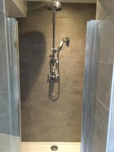 een douche met een douchekop in de badkamer bij Studio 't Ponton in Nieuwpoort