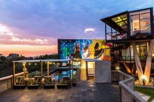 Rõdu või terrass majutusasutuses Cabane Container Hotel - ADULTS ONLY