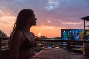 Päikesetõus või päikeseloojang hotelli juurest või lähedalt vaadatuna