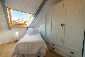 una camera da letto con una grande finestra e un letto di Palacio del Agua Apartamentos a Úbeda
