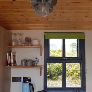 Kuchyň nebo kuchyňský kout v ubytování Dingle Way Glamping Annascaul