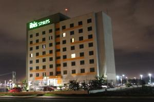 un edificio con un cartel encima por la noche en ibis Styles Boa Vista en Boa Vista