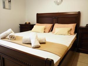 una camera da letto con un letto con due asciugamani sopra di Casa di kampos ad Adelianos Kampos