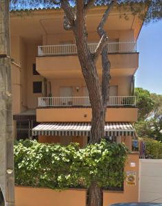 un edificio con un árbol delante en Apartamento con ubicación inmejorable, en Platja d'Aro