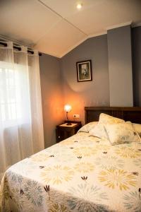 1 dormitorio con cama y ventana en Apartamento Amieiro, en Ribadeo