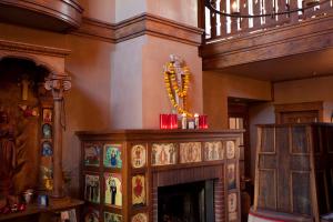 
a living room filled with furniture and a fire place at Hotel Chimayo de Santa Fe in Santa Fe
