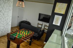 una sala de estar con una pelota de fútbol sobre una mesa en Three House Hostel en Filandia