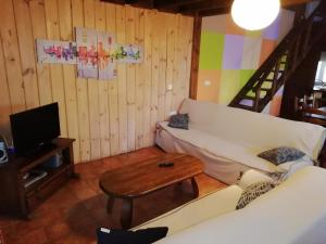 a living room with a white couch and a table at La Casa de Colores in Muñopepe