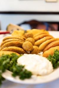 un plato de diferentes tipos de alimentos en una mesa en Ikala Quito Hotel, en Quito