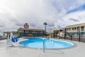 The swimming pool at or close to Days Inn by Wyndham Roseburg