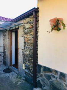 een stenen muur met een pot aan de zijkant van een gebouw bij "Casa Da Russa" Mountain Experience in Vila Real