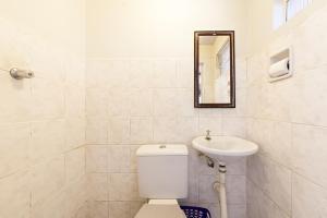 a bathroom with a toilet and a sink at Hotel Econômico ao lado do Metrô in São Paulo