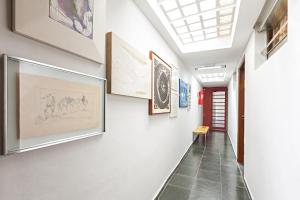 a hallway with paintings on the walls of a building at Hotel Econômico ao lado do Metrô in São Paulo
