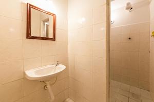a bathroom with a sink and a mirror at Hotel Econômico ao lado do Metrô in São Paulo