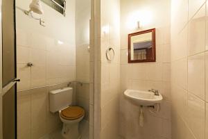 a bathroom with a toilet and a sink at Hotel Econômico ao lado do Metrô in São Paulo