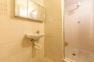 a bathroom with a sink and a shower at Hotel Econômico ao lado do Metrô in São Paulo