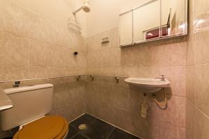 a bathroom with a toilet and a sink at Hotel Econômico ao lado do Metrô in São Paulo +30 photos