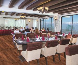 Majoituspaikan Hotel Himalayan Villa ravintola tai vastaava paikka