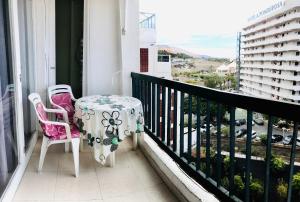 プラヤ・デ・ラス・アメリカスにあるVina del Mar Playa de LasAmericas, floor8 sea viewのテーブルと椅子2脚、景色を望むバルコニー