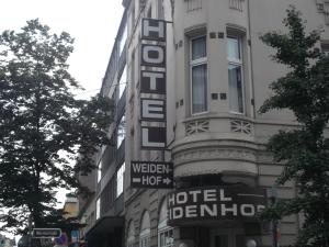 una señal de hotel en el lateral de un edificio en Hotel Weidenhof en Düsseldorf