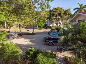 una vista aérea de un aparcamiento con coches aparcados en Coco Beach Home en Coco
