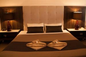 1 dormitorio con 1 cama con 2 toallas en Angaston Vineyards Motel en Angaston