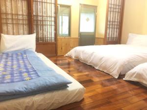 Una cama o camas en una habitación de Xianshan Homestay