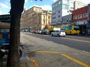 una calle con coches estacionados al costado de la carretera en Depto Pueyrredón 225 CABA en Buenos Aires