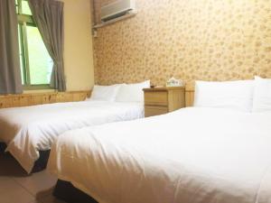 Una cama o camas en una habitación de Xianshan Homestay