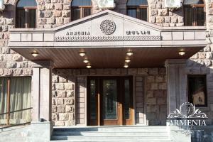 una entrada a un edificio con un cartel en Armenia, en Nerkʼin Giratʼagh