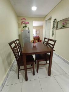 Una mesa y sillas de madera en una habitación. en villa tempoyak homestay, en Pantai Cenang 51 fotos más