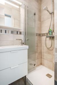 y baño con ducha y lavamanos. en Kincsem Budapest Apartman, en Budapest