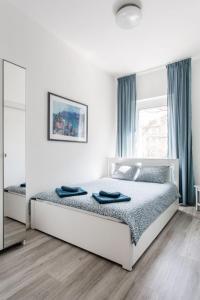 ブダペストにあるKincsem Budapest Apartmanのベッドルーム1室(ベッド1台、タオル2枚付)