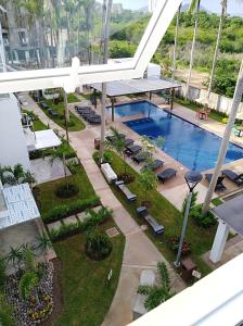 una vista aérea de una piscina en un hotel en Cerritos Apartamento en Mazatlán