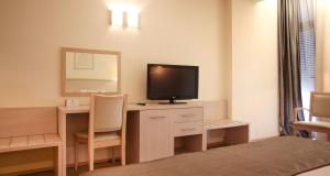 TV a/nebo společenská místnost v ubytování Savoy Hotel