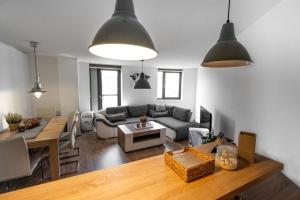 uma sala de estar com um sofá e uma mesa em Old Town Luxury Apartment in heart of Bratislava em Bratislava