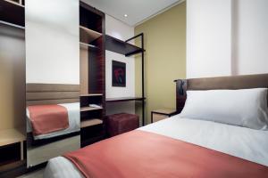 - une chambre avec un lit et une étagère dans l'établissement TIME Dammam Residence, à Dammam