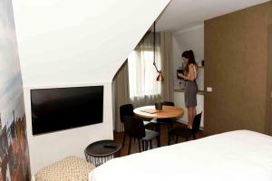 En tv och/eller ett underhållningssystem på Hotel Marcel