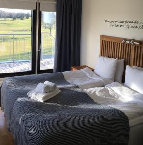 une chambre d'hôtel avec un lit et des serviettes. dans l'établissement Varbergs GK Östra Hotell, à Grimeton