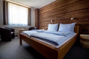 
Postel nebo postele na pokoji v ubytování Hotel Kristian
