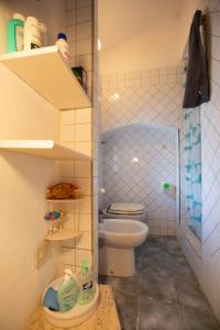 uma pequena casa de banho com WC e lavatório em Cosy loft - Loft di atmosfera in Sperlonga alta em Sperlonga