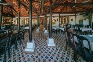a dining room with tables and chairs in a restaurant at Ven Ven Hotel in Ho Coc