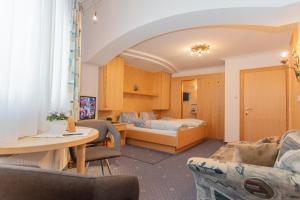 Sala de estar con cama y mesa en Gästehaus Rosi, en Fieberbrunn