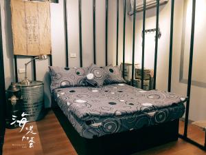 綠島鄉的住宿－綠島海堤加蛋民宿，一张床位,位于带台灯和桌子的房间