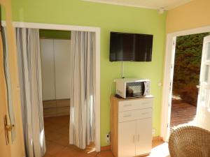 TV a/nebo společenská místnost v ubytování Bungalow (hälfte) Steuerbord Ahlbeck (Usedom)