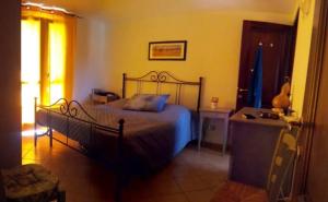 a bedroom with a bed and a table and a window at Honey's little house in Palau