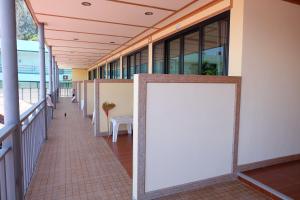 Uma varanda ou terraço em Phi Phi Sand Sea View Resort