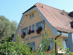 un edificio con un cartel en el costado en Gasthof Schweizerhof, en Villingen-Schwenningen