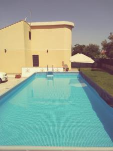 Bazén v ubytování Villa Fontane Bianche nebo v jeho okolí